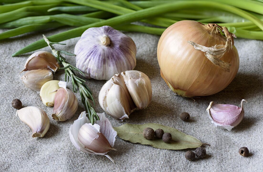 Garlic and onion to treat worms